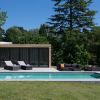 Ga voor ultieme luxe in uw tuin en kies voor monoblok zwembad La Plage 11 Pearl Grey van LPW Pools.