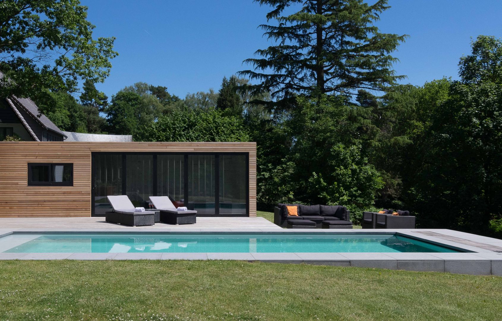 Ga voor ultieme luxe in uw tuin en kies voor monoblok zwembad La Plage 11 Pearl Grey van LPW Pools.