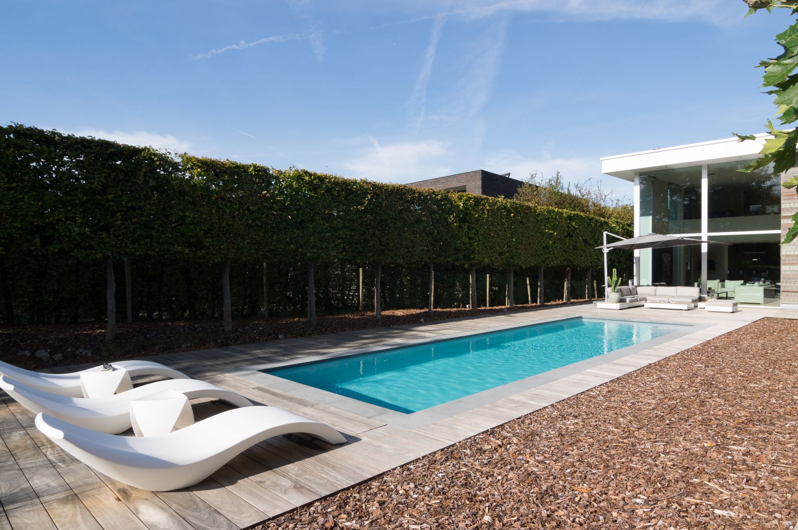 Baantjes zwemmen in uw tuin? ZK12 Pearl Grey van LPW Pools past perfect in moderne tuinen.